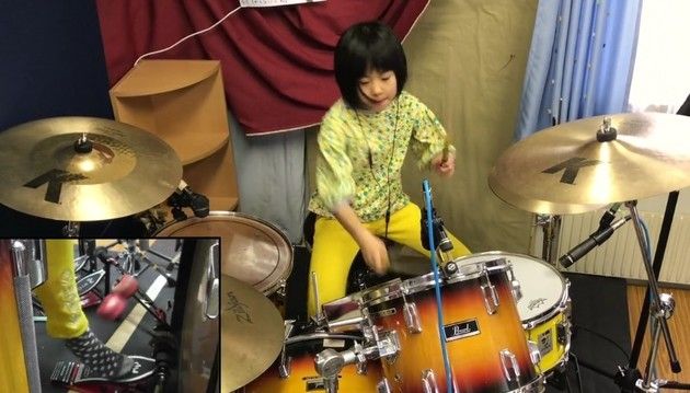 8才のドラム少女