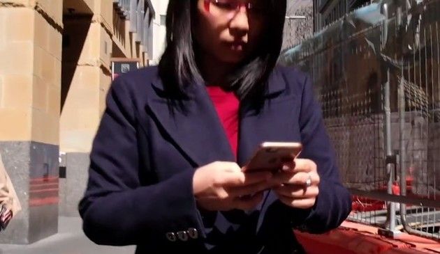スマホを見ながら歩いている人に体当たり