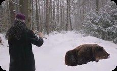 クマと接近遭遇する女性