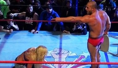 プロレスラーが女子プロレスラーを破壊
