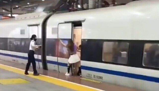 【動画】 中国の新幹線でツレが遅れて強引にドアを閉めさせない女と駅員!!