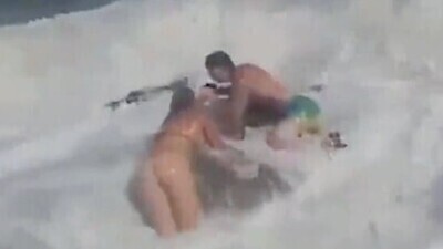 「【衝撃映像】自然を舐めた水着ギャルの末路をご覧ください・・・」　ほか