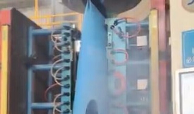 【動画】 圧倒的パワーで成形！プラスチックパレットが生まれる瞬間…！？