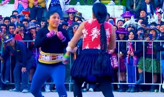 【動画】 ペルーの女性同士も戦う「ケンカ祭り」のノックダウンシーン！！