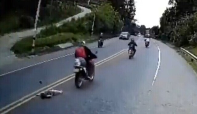 【動画】 バイクが少女を撥ね飛ばし少女の命を救うという奇跡の交通事故!!