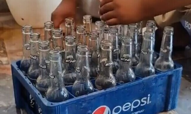 【動画】 インドの激ヤバ・コーラ製造現場がカオス過ぎている件ｗ！！