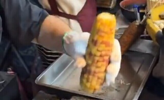 【動画】 台湾の「焼きトウモロコシ」がスパイシーでおいしそうｗｗｗ！！