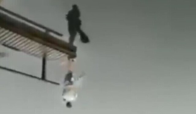 【動画】 Ｗ・Ｔ・Ｆ！？　空を駆けて行く人の訳が分からない映像ｗ！！