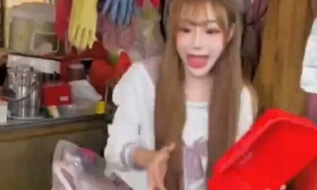 【動画】 中国のミニスカート女子が巨大なウツボで作る謎の料理がこれｗ!!