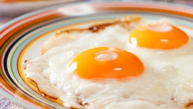 1個の卵で2つの目玉焼きを作る方法.jpg