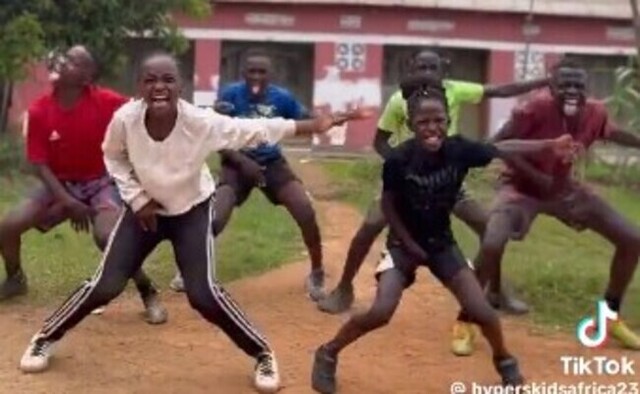 【動画】 アフリカの少年少女たちが独創的なアイデアのダンスを踊るｗ！！