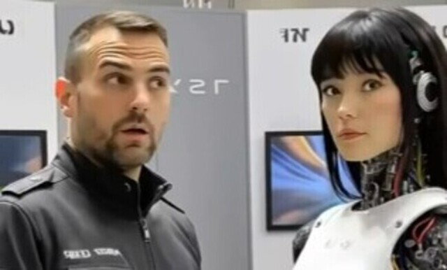 【動画】 ＡＩロボットとキスをするパフォーマンスがリアルですごいｗｗｗ!!