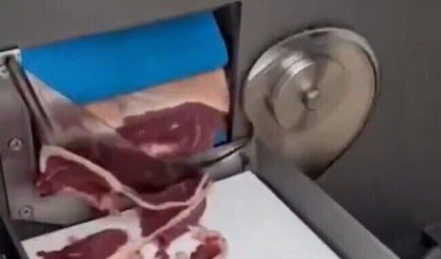 【動画】「お肉」をスライスするマシーンが実際に肉をカットする様子！！