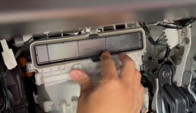 【動画】 クルマの「エアコンフィルター」を交換するのは意外と簡単ｗ！！