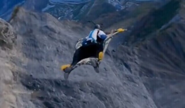 【動画】 ジュータンで空を飛ぶｗ！ウィングスーツの代わりに絨毯で飛んだ!!