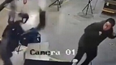 「中国で人型ロボットが突然人間を殺しに掛かる動画が話題に・・・」　ほか