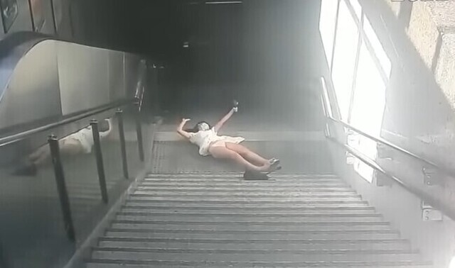 【動画】 スマホを見ながら階段を下りていたら下まで転げ落ちたお姉さん!!