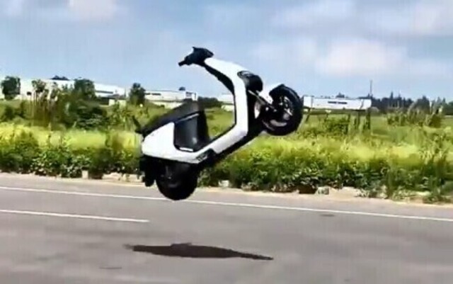 【動画】 中国のシャオミが開発した自立運転可能なスマート・スクーター!!