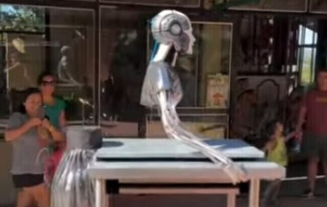【動画】 一体…、どうなって… 胴体が真っ二つになったロボットの女性！！