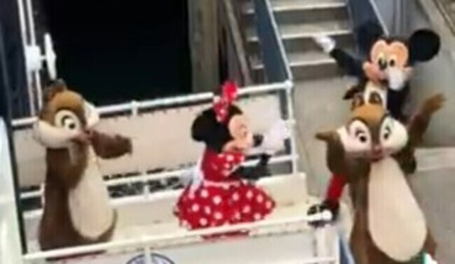 【動画】 日本のディズニーは舞台裏でも完璧にキャラクターを演じていたｗ!!
