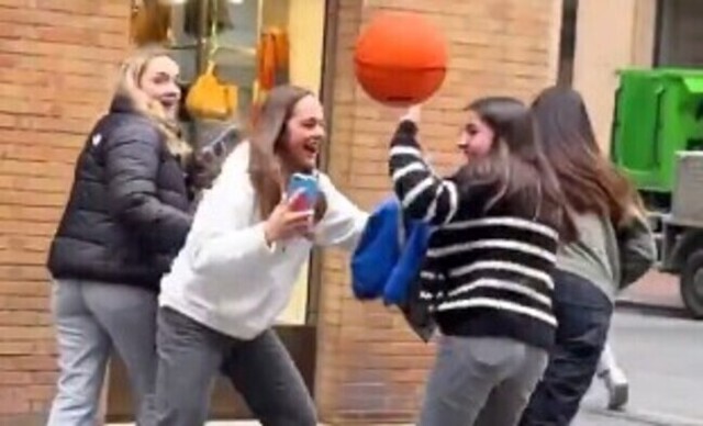【動画】 いきなりバスケットボールを投げてシュートさせる街角実験ｗ！！