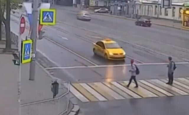 【動画】 やたら情報が多いタクシーと歩行者の交通トラブルと乱闘ｗ！！