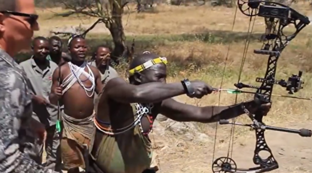アフリカ民族のハンターに現代の弓をテストしてもらった.png