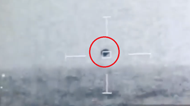 アメリカ海軍の船の近くを飛ぶ「ＵＦＯ」が撮影され海に消えた.png