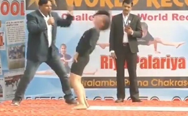 インドの少女が謎の運動でギネス記録.jpg