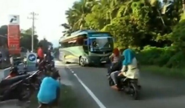 インドネシアのバスの運転が凄すぎ.jpg