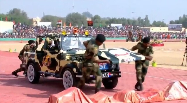 インド軍は車を解体して組み立てる.jpg