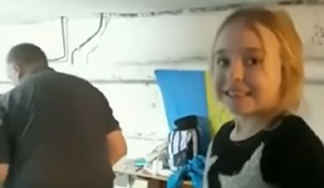 ウクライナの少女が爆弾シェルターの中でみんなのために歌を歌う.png