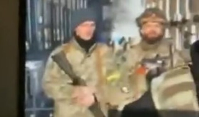 ウクライナ兵がマガジンを落とす.jpg
