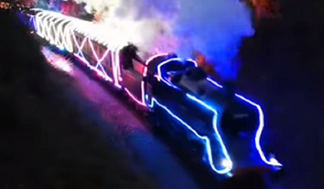 クリスマス仕様の蒸気機関車.png