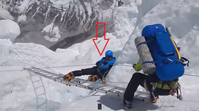 クレバスに落ちそうになっていた登山家をシェルパが救助.png