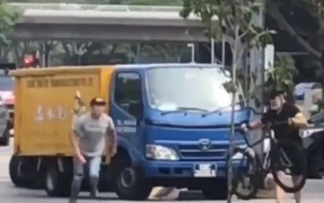 シンガポールのロードレイジでトラックの運転手がノックアウト.jpg