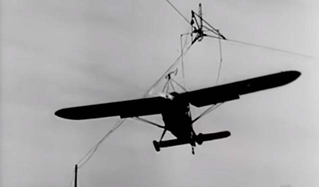 ジャングルで飛行機の離着陸を可能にしたワイヤーシステム.png