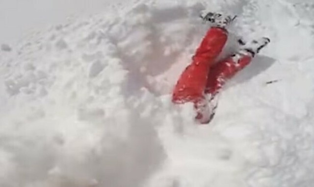 スキーヤーが雪に埋まっていたので救助した動画.jpg