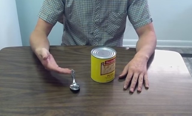 スプーンだけで缶詰を開ける方法.jpg