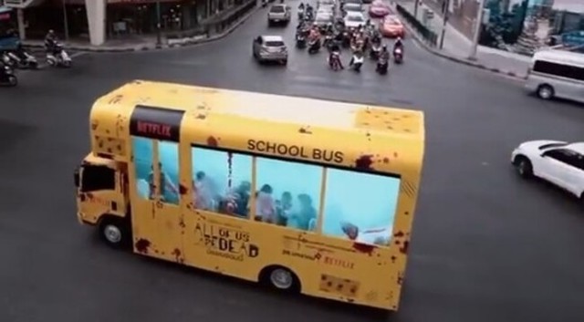 タイのゾンビ系ラッピングバス.jpg