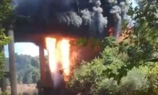 タンクローリーの橋の上で事故、炎上爆発.jpg
