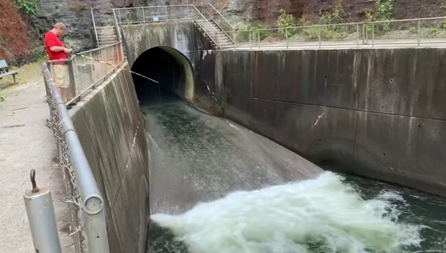 ダムの放水口の水中映像.jpg