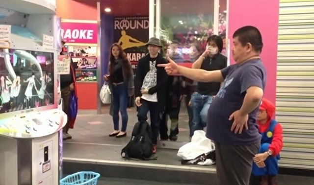 ダンエボを踊る日本人男性.jpg