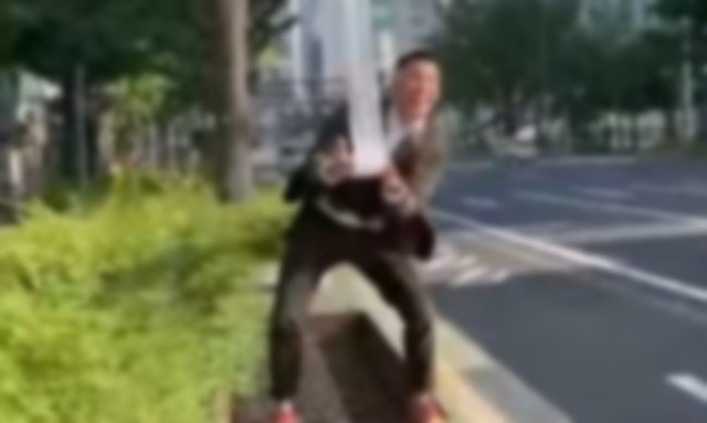 トイレットペーパーを空高く舞い上げる日本人の動画.jpg