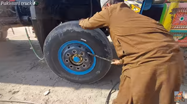 トラックタイヤの割れたリムを修理再生させるパキスタンの技術.png