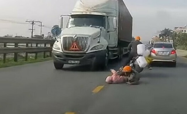 バイクから落ちた子供をママがミラクルセーブ.jpg