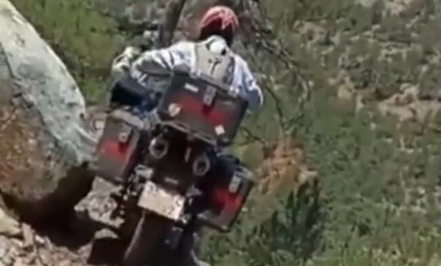 バイクで山道から落ちる人.jpg