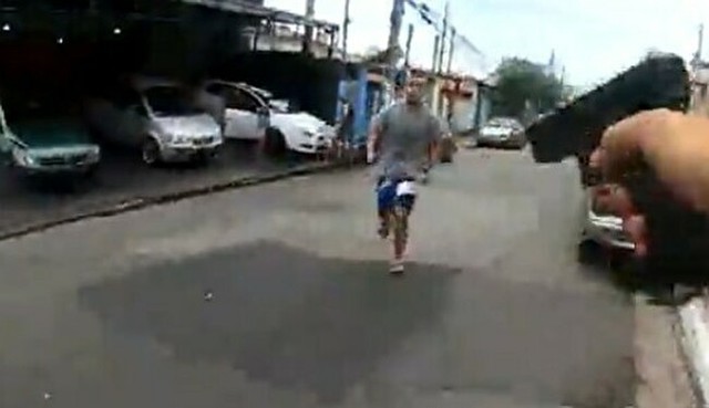 ブラジルの警官がナイフ男を撃つ.jpg