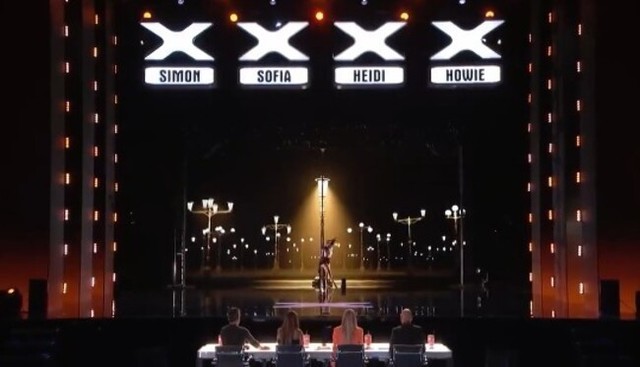 ポールダンスを背景で演出.jpg
