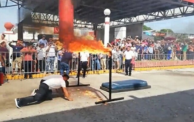 メキシコのパレードで火だるまになる人.jpg